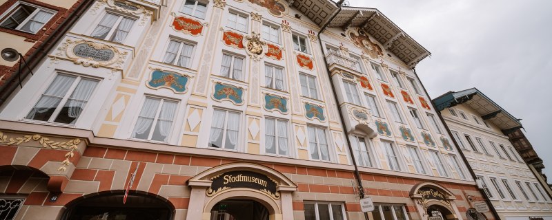 Das Stadtmuseum mit seiner prächtigen, farbenfrohen Fassade in der Marktstraße von Bad Tölz, © Tölzer Land Tourismus|Leonie Lorenz Das Stadtmuseum mit seiner prächtigen, farbenfrohen Fassade in der Marktstraße von Bad Tölz, © Tölzer Land Tourismus|Leonie Lorenz
