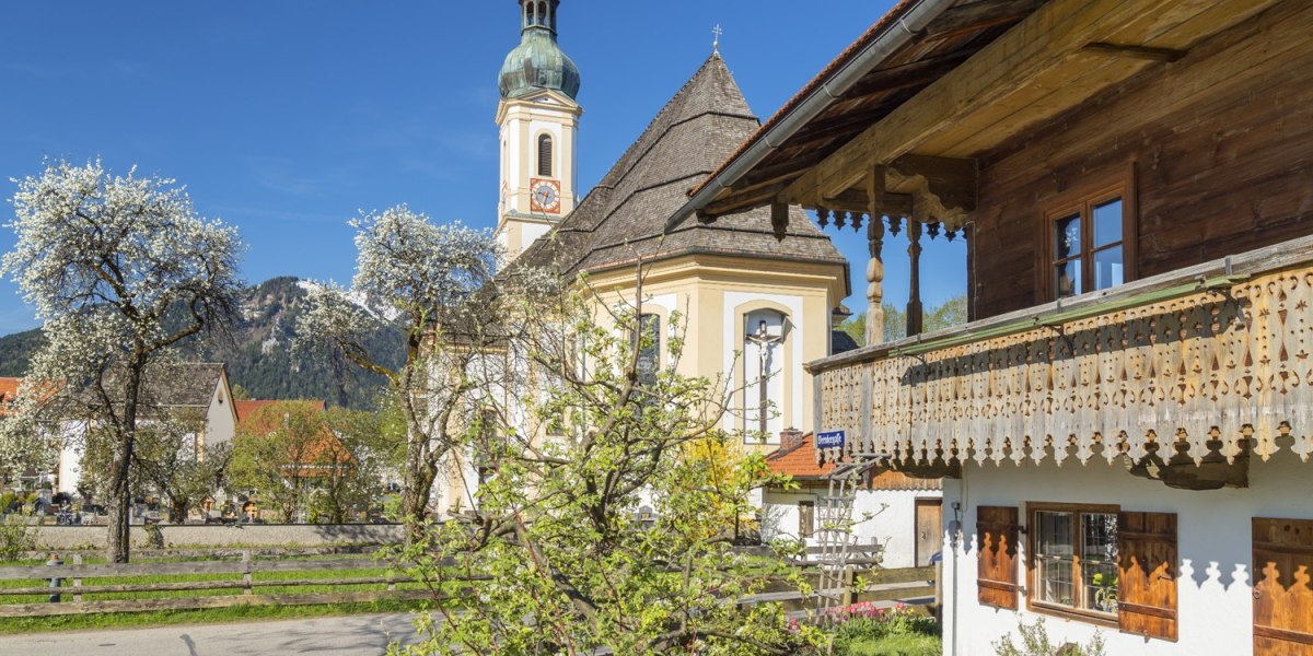 Lenggries mit Bauernhaus und Kirche, © Tourismus Lenggries Lenggries mit Bauernhaus und Kirche, © Tourismus Lenggries
