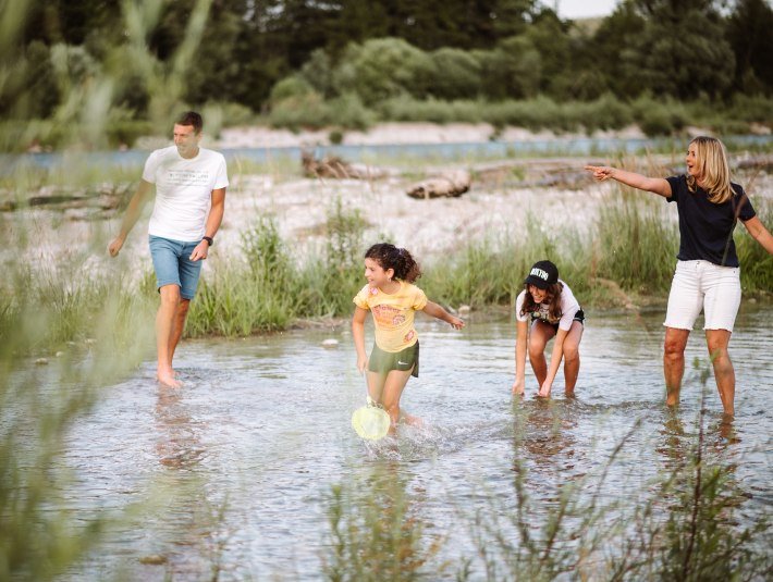 Gemeinsam mit der Familie Spaß im Urlaub haben wie hier am Wasser, © Tölzer Land Tourismus|Leonie Lorenz