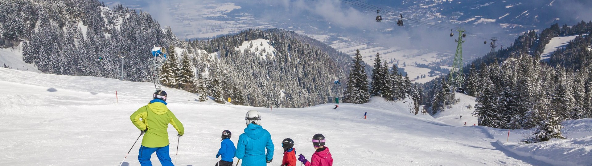 Ein toller Wintertag beim Skifahren mit der ganzen Familie am Brauneck in Lenggries - die Brauneck Bergbahn bringt einen bequem hinauf ins Skigebiet., © Tourismus LenggriesIFoto: Adrian Greiter Ein toller Wintertag beim Skifahren mit der ganzen Familie am Brauneck in Lenggries - die Brauneck Bergbahn bringt einen bequem hinauf ins Skigebiet., © Tourismus LenggriesIFoto: Adrian Greiter