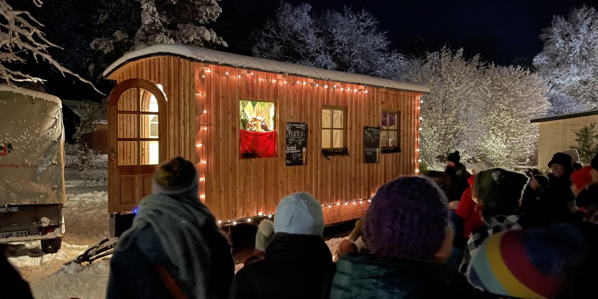 Stimmungsvoll beleuchtet ist dieser Bauwagen auf dem winterlichen Gelände der Jugendsiedlung Hochland. , © Jugendsiedlung Hochland, Königsdorf Stimmungsvoll beleuchtet ist dieser Bauwagen auf dem winterlichen Gelände der Jugendsiedlung Hochland. , © Jugendsiedlung Hochland, Königsdorf
