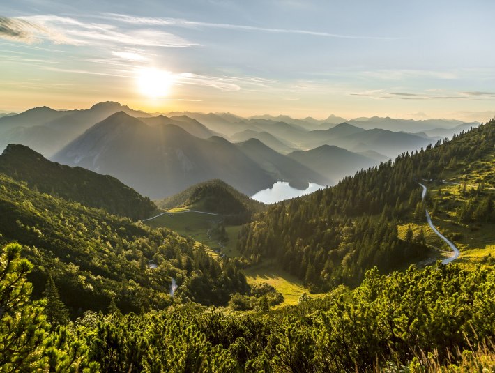 Da geht einem das Herz auf: Sonnenaufang in den Bergen mit Ausblick auf den Walchensee, © TI Kochel a. See,Walchensee |Thomas von Kujat Da geht einem das Herz auf: Sonnenaufang in den Bergen mit Ausblick auf den Walchensee, © TI Kochel a. See,Walchensee |Thomas von Kujat