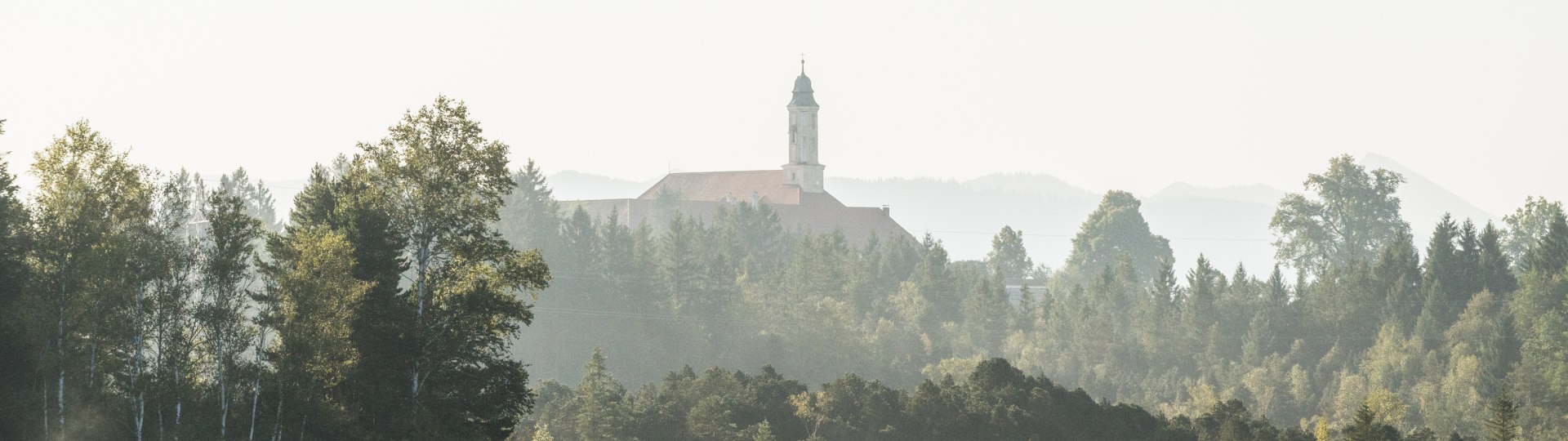 Am Kirchsee mit Blick auf Kloster Reutberg, © oberbayern.de, Foto: Peter von Felbert Am Kirchsee mit Blick auf Kloster Reutberg, © oberbayern.de, Foto: Peter von Felbert