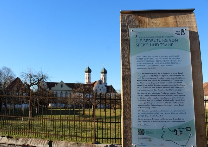 Kloster Benediktbeuern mit Stele Benediktusweg, © Tölzer Land Tourismus Kloster Benediktbeuern mit Stele Benediktusweg, © Tölzer Land Tourismus