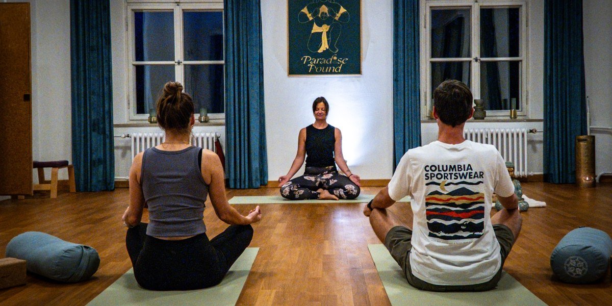 Zu den spirituellen Angeboten in Schlehdorf gehören u.a. Yogaübungen., © Tölzer Land Tourismus|Chris Geigl, sowhatwetravel Zu den spirituellen Angeboten in Schlehdorf gehören u.a. Yogaübungen., © Tölzer Land Tourismus|Chris Geigl, sowhatwetravel