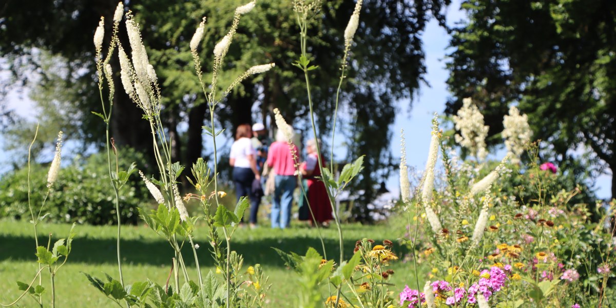 Im Kräuterpark finden regelmäßig Kräuterpark-Führungen mit Anneliese Stockinger statt., © Tölzer Land Tourismus Im Kräuterpark finden regelmäßig Kräuterpark-Führungen mit Anneliese Stockinger statt., © Tölzer Land Tourismus