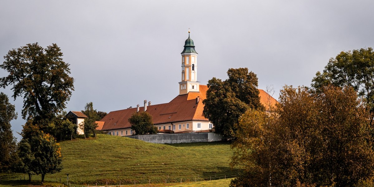 Prächtig und weithin sichtbar: das Kloster Reutberg in Sachsenkam, © Tölzer Land Tourismus|Chris Reigl Prächtig und weithin sichtbar: das Kloster Reutberg in Sachsenkam, © Tölzer Land Tourismus|Chris Reigl