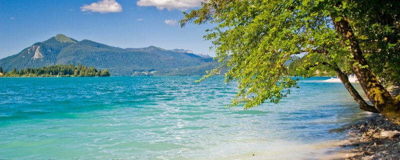 Bayerische Karibik - Der Walchensee - Hier mit der Insel Sassau (Betretungs-und Anlandeverbot) und Herzogstand, © Tourist Information Kochel a. See Bayerische Karibik - Der Walchensee - Hier mit der Insel Sassau (Betretungs-und Anlandeverbot) und Herzogstand, © Tourist Information Kochel a. See