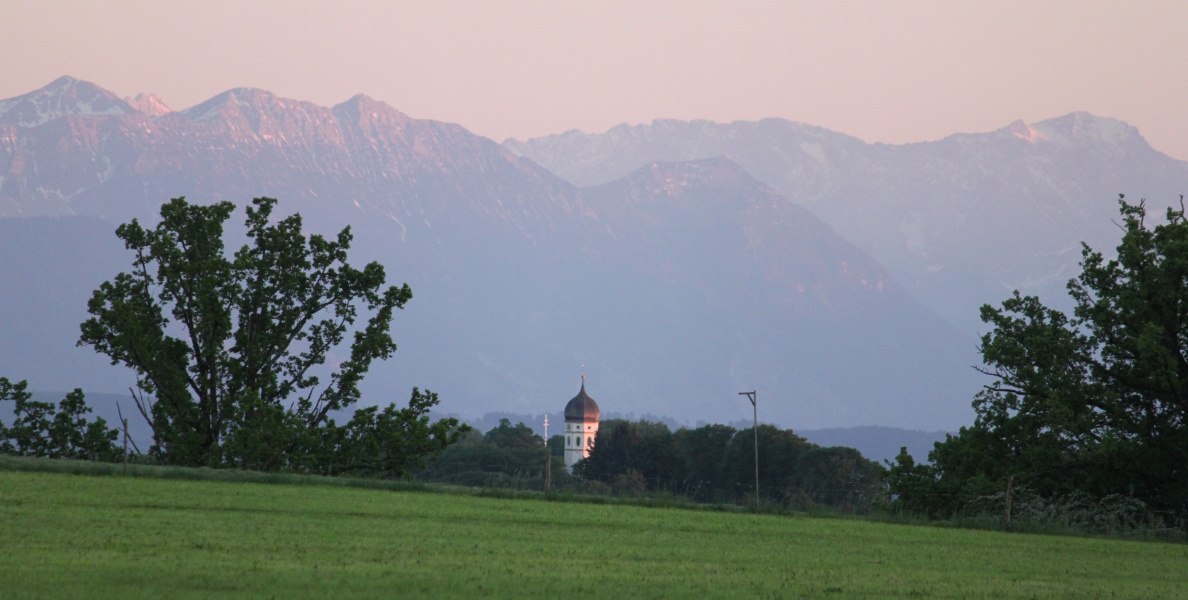 Abendrot über Holzhausen/Münsing mit Bergpanorama, © Tölzer Land Tourismus Abendrot über Holzhausen/Münsing mit Bergpanorama, © Tölzer Land Tourismus