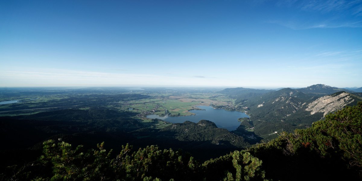 Blick vom Gratweg auf den Kochelsee und das Voralpenland, © Tourist Information Kochel a. See Blick vom Gratweg auf den Kochelsee und das Voralpenland, © Tourist Information Kochel a. See