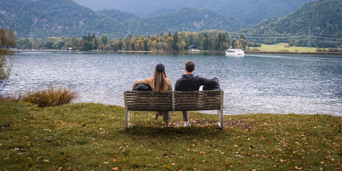 Eine kleine Auszeit bietet diese Bank mit Blick auf den Kochelsee, © Tölzer Land Tourismus|Chris Geigl, sowhatwetravel Eine kleine Auszeit bietet diese Bank mit Blick auf den Kochelsee, © Tölzer Land Tourismus|Chris Geigl, sowhatwetravel