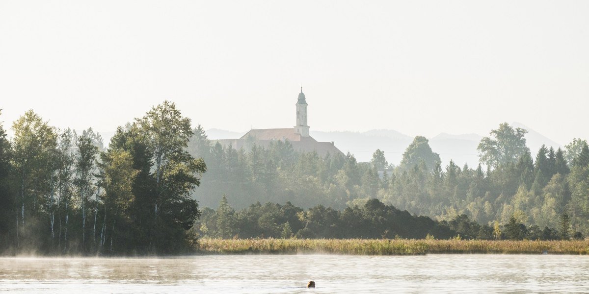 Vom Kirchsee bei Sachsenkam im Tölzer Land hat man einen wunderbaren Blick auf das Kloster Reutberg, © oberbayern.de, Foto: Peter von Felbert Vom Kirchsee bei Sachsenkam im Tölzer Land hat man einen wunderbaren Blick auf das Kloster Reutberg, © oberbayern.de, Foto: Peter von Felbert
