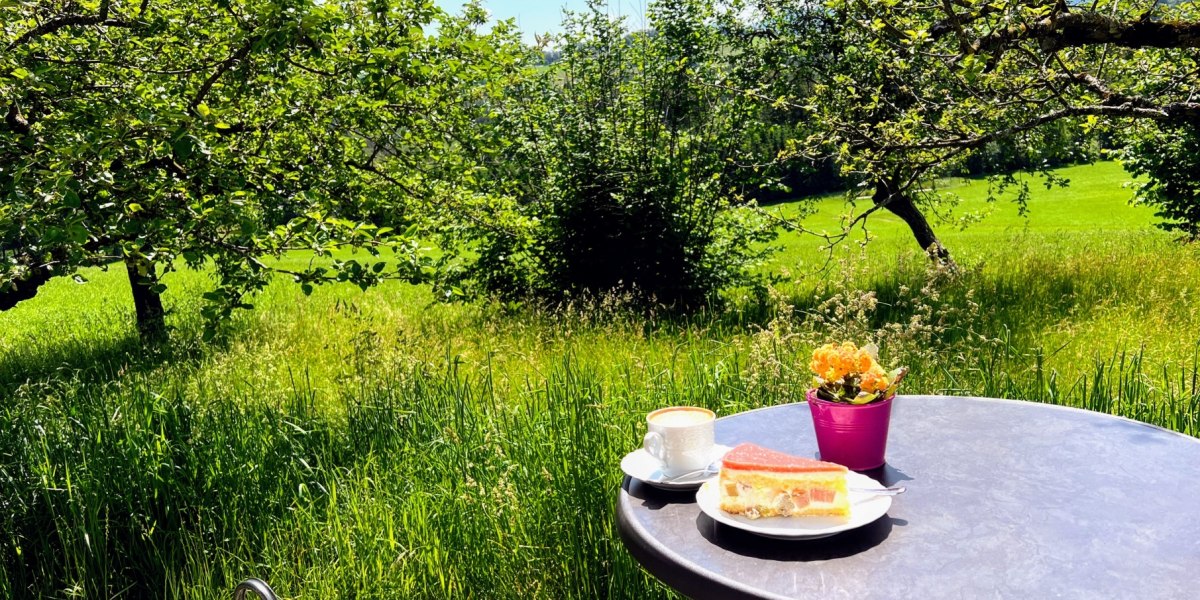 Im Gastgarten, Café Bolzmacher (Wackersberg bei Bad Tölz), © Hochschule München Im Gastgarten, Café Bolzmacher (Wackersberg bei Bad Tölz), © Hochschule München