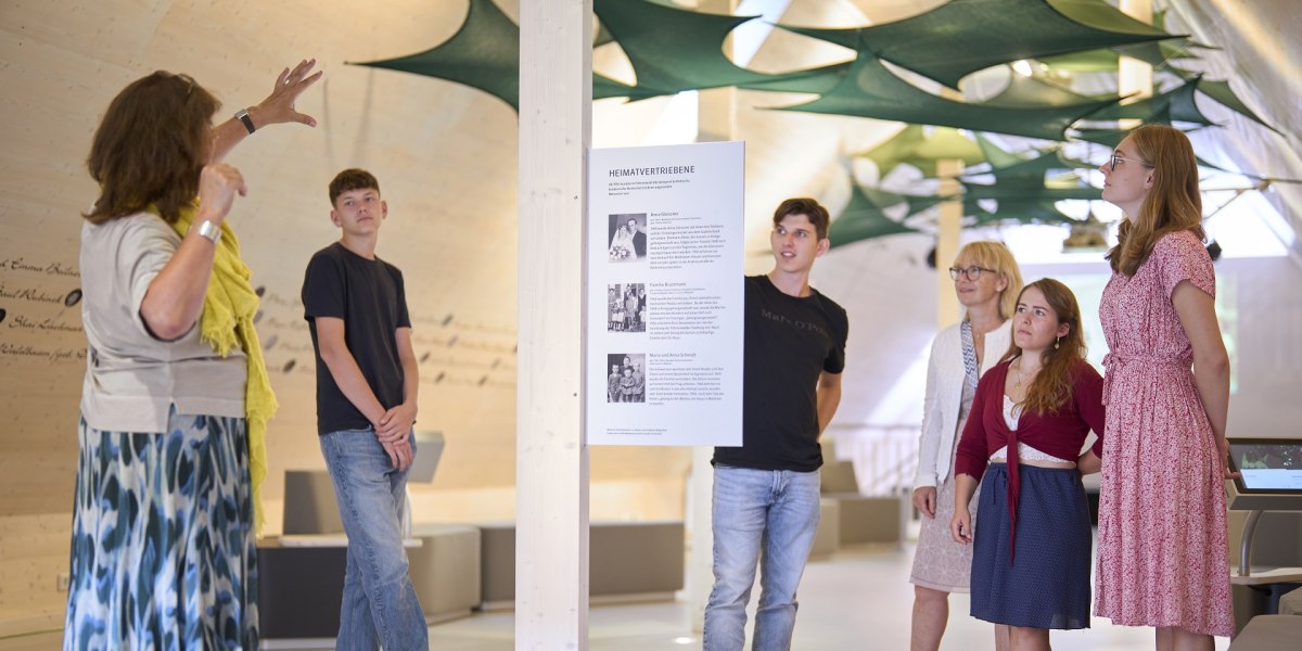 Im BADEHAUS in Wolfratshausen/Waldram wird in multimedialen Ausstellungen mit originalen Gegenständen jüngste Zeitgeschichte veranschaulicht., © BADEHAUS|Jan Greune Im BADEHAUS in Wolfratshausen/Waldram wird in multimedialen Ausstellungen mit originalen Gegenständen jüngste Zeitgeschichte veranschaulicht., © BADEHAUS|Jan Greune