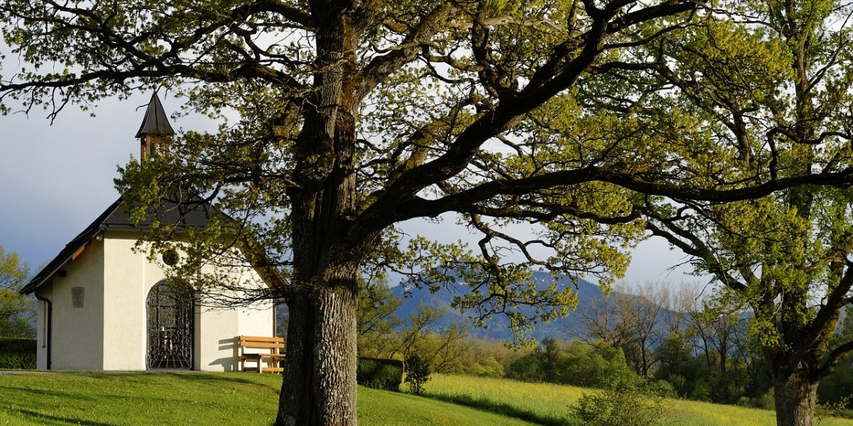 Kurz vor dem Etappenziel Reindlschmiede der Klosterwege lädt die moderne Kapelle zu einer Rast ein!, © Tölzer Land Tourismus, Foto: Lisa Bahnmüller Kurz vor dem Etappenziel Reindlschmiede der Klosterwege lädt die moderne Kapelle zu einer Rast ein!, © Tölzer Land Tourismus, Foto: Lisa Bahnmüller