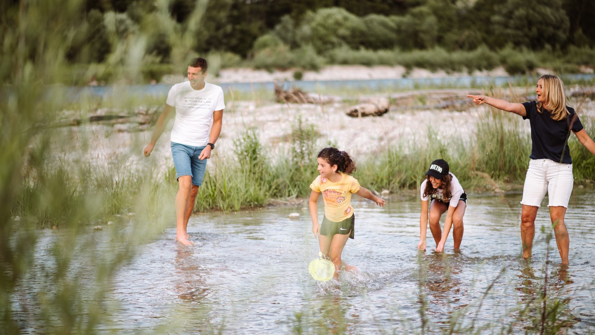 Gemeinsam mit der Familie Spaß im Urlaub haben wie hier am Wasser, © Tölzer Land Tourismus|Leonie Lorenz Gemeinsam mit der Familie Spaß im Urlaub haben wie hier am Wasser, © Tölzer Land Tourismus|Leonie Lorenz