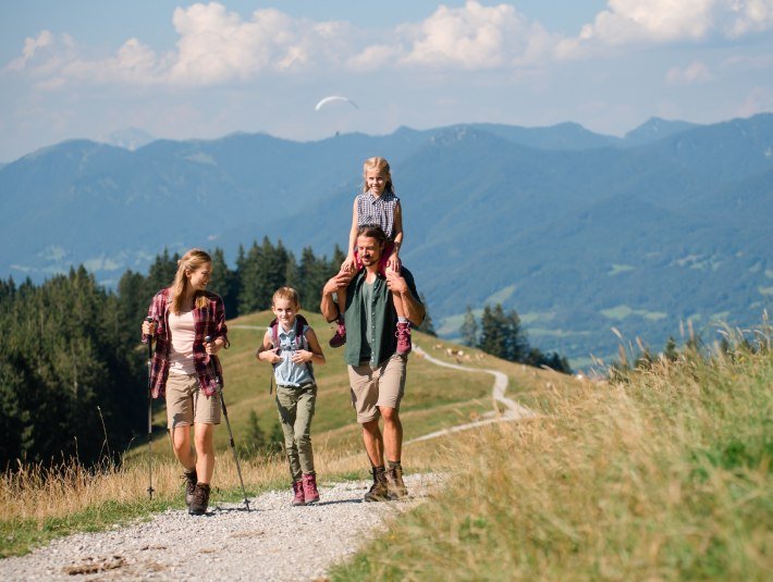 Familienurlaub im Sommer - eine Wanderung auf den Blomberg und Zweisel bietet herrliche Ausblicke ins Isar- und Loisachtal, © Tölzer Land Tourismus|Fotograf: Leonie Lorenz Familienurlaub im Sommer - eine Wanderung auf den Blomberg und Zweisel bietet herrliche Ausblicke ins Isar- und Loisachtal, © Tölzer Land Tourismus|Fotograf: Leonie Lorenz