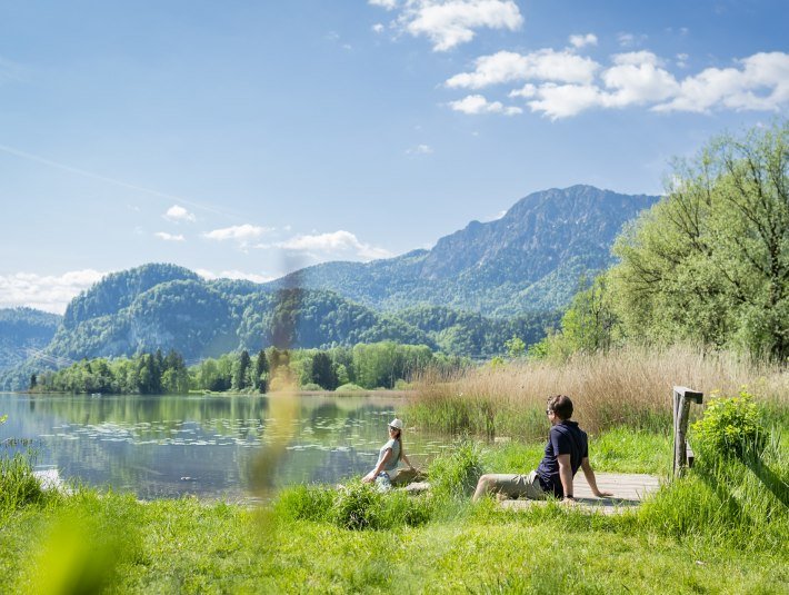 Eine kleine Pause am Ufer des Kochelsees bei Schlehdorf, © Tölzer Land Tourismus/Deutsche Alpenstraße|Dietmar Denger Eine kleine Pause am Ufer des Kochelsees bei Schlehdorf, © Tölzer Land Tourismus/Deutsche Alpenstraße|Dietmar Denger