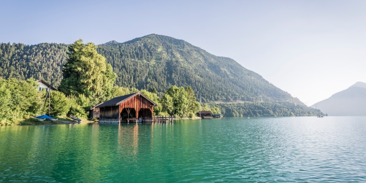 Der Walchensee, im Hintergrund der Herzogstand, © Tourist Information Kochel a. See Der Walchensee, im Hintergrund der Herzogstand, © Tourist Information Kochel a. See
