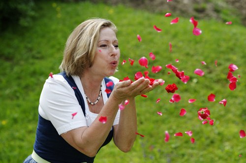 Erika Ledermüller , Kräuterpädagogin, © Tölzer Land Tourismus, Foto: Lisa Bahnmüller Erika Ledermüller , Kräuterpädagogin, © Tölzer Land Tourismus, Foto: Lisa Bahnmüller