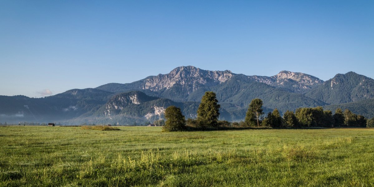Zwischen Schlehdorf und Großweil mit Blick auf Jochberg, Herzogstand und Heimgarten, © Tölzer Land Tourismus Zwischen Schlehdorf und Großweil mit Blick auf Jochberg, Herzogstand und Heimgarten, © Tölzer Land Tourismus