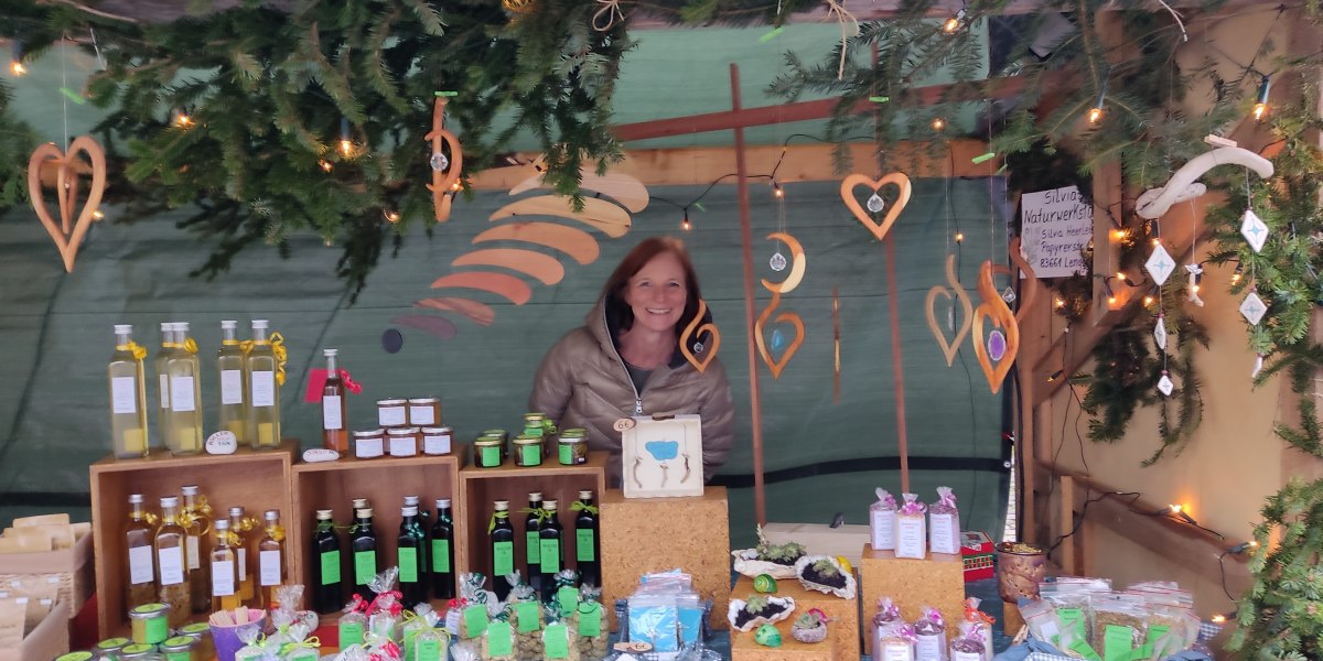 Selbstgemachte Kräuterprodukte von Silvia Heerlein, © Silvia Heerlein|Fotograf: B. Singhammer Selbstgemachte Kräuterprodukte von Silvia Heerlein, © Silvia Heerlein|Fotograf: B. Singhammer