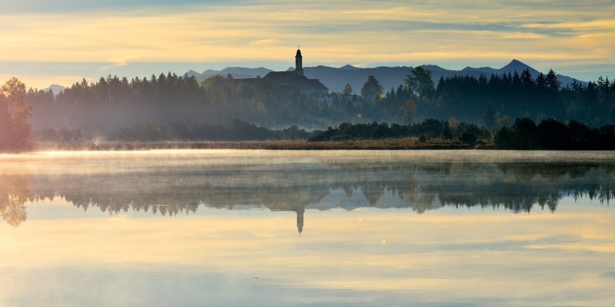 Kirchsee mit Kloster Reutberg im Hintergrund, © Tölzer Land Tourismus Kirchsee mit Kloster Reutberg im Hintergrund, © Tölzer Land Tourismus