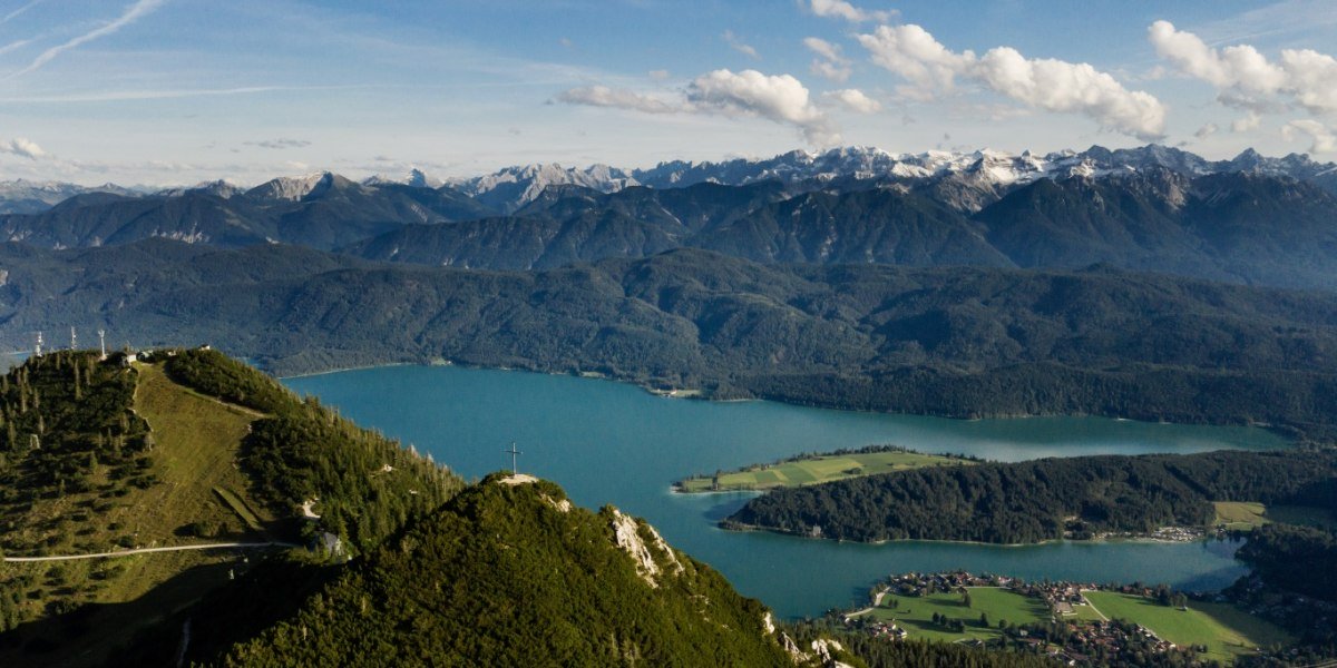 Herzogstand mit Martinskopf, Fahrenbergkopf und Walchensee, © Tourist Information Kochel a. See Herzogstand mit Martinskopf, Fahrenbergkopf und Walchensee, © Tourist Information Kochel a. See