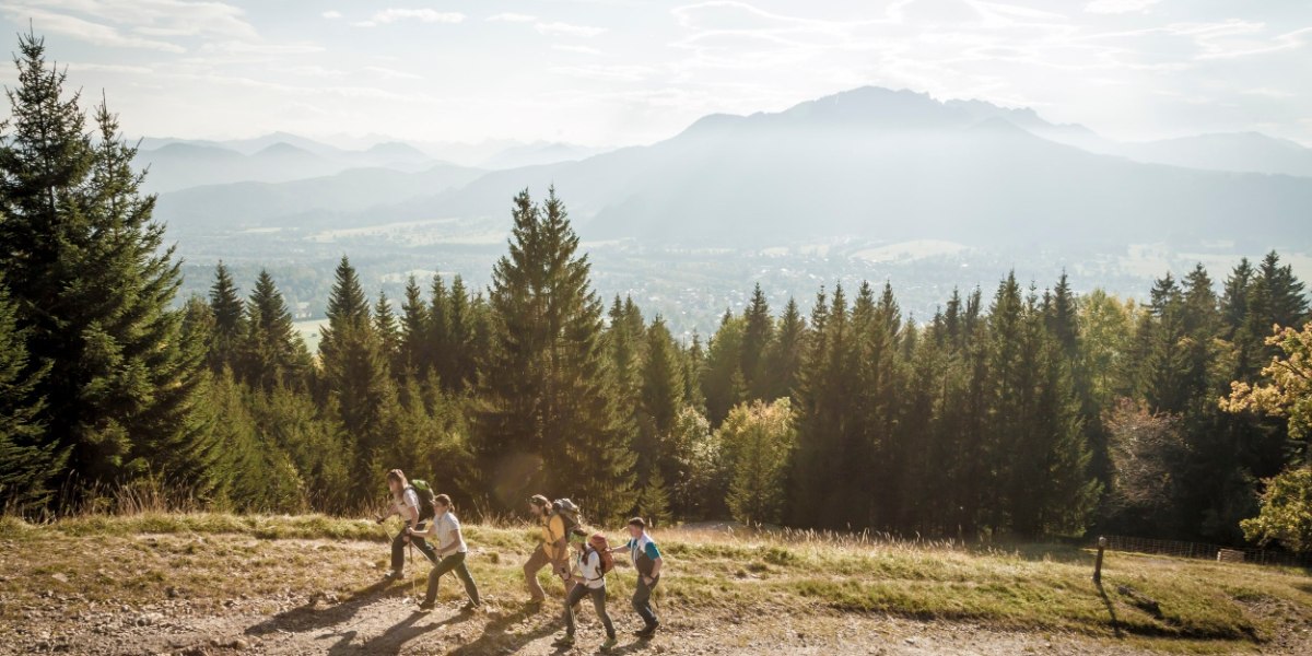 Wandergruppe auf dem Weg zur Denkalm, © Tourismus Lenggries Wandergruppe auf dem Weg zur Denkalm, © Tourismus Lenggries