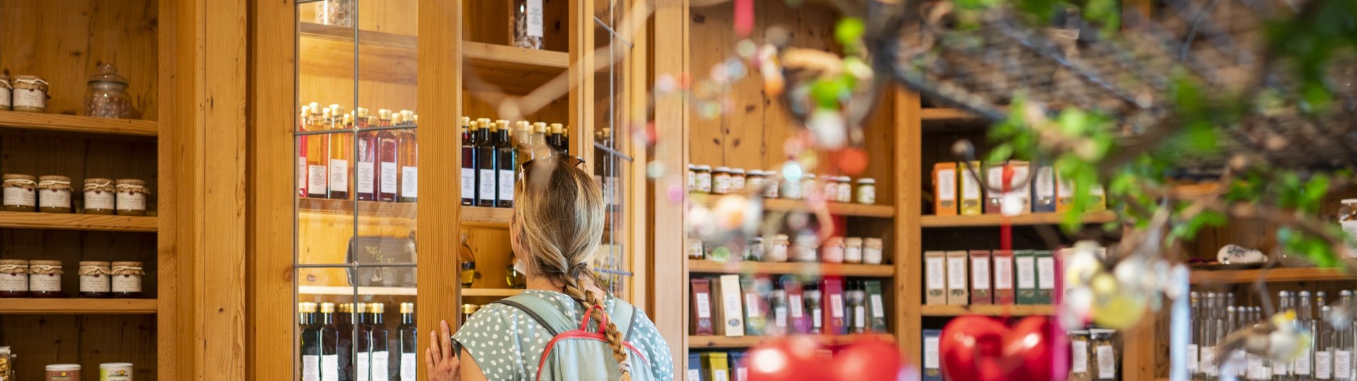 Kräuter-Erlebnis-Laden Tölzer Land, Benediktbeuern Dietmar Denger-35 web, © Tölzer Land Tourismus, Dt. Alpenstraße. Foto: Dietmar Denger Kräuter-Erlebnis-Laden Tölzer Land, Benediktbeuern Dietmar Denger-35 web, © Tölzer Land Tourismus, Dt. Alpenstraße. Foto: Dietmar Denger