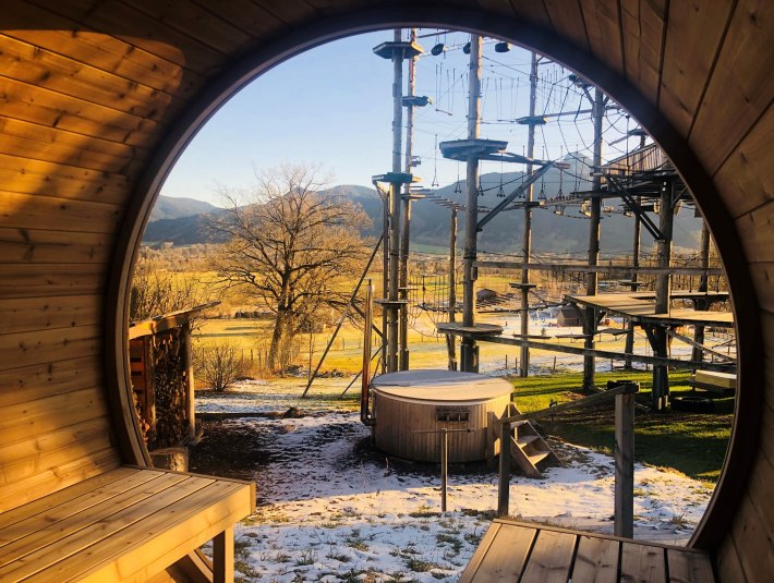 Den Ausblick genießen von der Fass-Sauna beim Hochseilgarten Isarwinkel, © Hochseilgarten Isarwinkel, Axel Berger