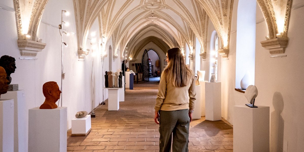 Durch den Kreuzgang mit den wei&szlig;en Stukkaturen wandeln ausgew&auml;hlte Ausstellungsst&uuml;cke bewundern, &copy; T&ouml;lzer Land  Tourismus|Christian Geigl