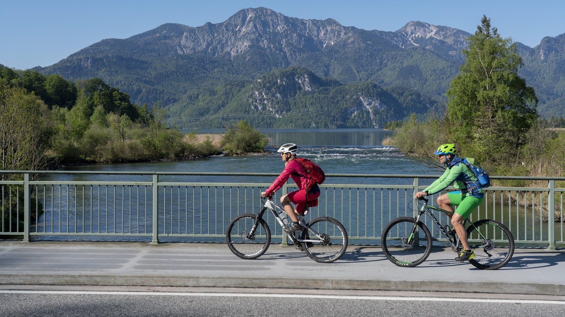 Radeln vor herrlicher berglkulisse wie hier am Kochelsee an der Loisachbr&uuml;cke mit Blick auf den Herzogstand, &copy; T&ouml;lzer Land Tourismus|Bernd Ritschel