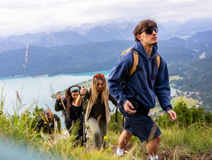 Eine Gruppe junger Menschen beim Bergwandern, © Tölzer Land Tourismus|Farmhouse7