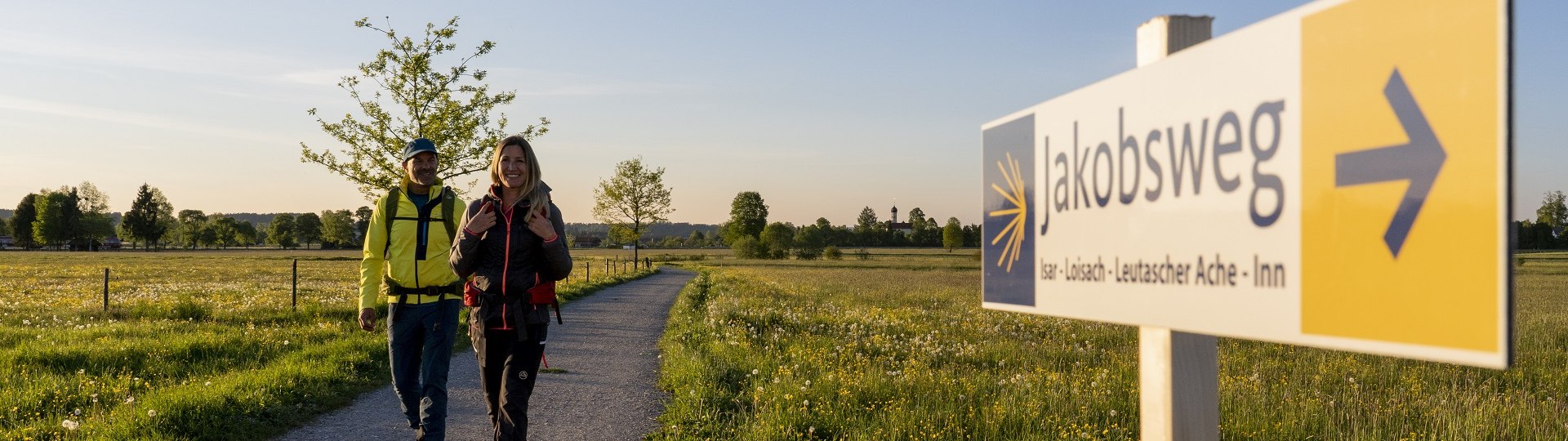 Wanderer auf dem Pilgerweg bei Benediktbeuern, &copy; T&ouml;lzer Land Tourismus|Foto: Bernd Ritschel