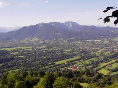Aussicht von der Sonntraten ins Isartal &uuml;ber die denkmalgesch&uuml;tzte Heckenlandschaft, mit Blick zum Brauneck und Karwendel, &copy; T&ouml;lzer Land Tourismus