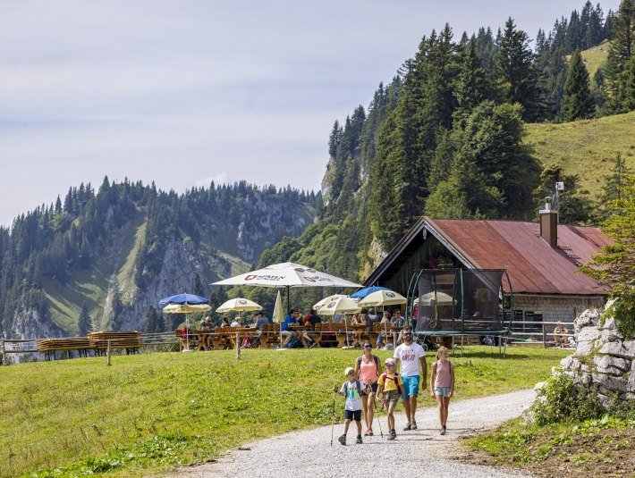 Familienfreundliche Wanderungm&ouml;glichkeiten mit bewirtschafteten H&uuml;tten und Almen am Lenggrieser Brauneck, ideal f&uuml;r eine Rast zum Brotzeitmachen, &copy; Tourismus Lenggries, Foto: Adrian Greiter