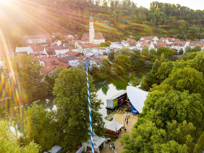 Über der Bühne an der Loisach, © Stadt Wolfratshausen|Adrian Greiter