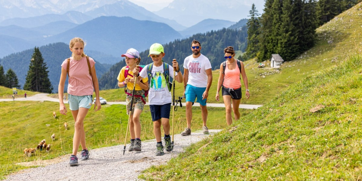 Familie wandert auf dem Panoramaweg, &copy; Tourismus Lenggries