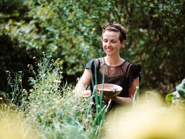 Die zertifizierten Kräuterpädagoginnen ernten behutsam Kräuter für Kurse, Workshops und Produkte., © Tölzer Land Tourismus|Leonie Lorenz