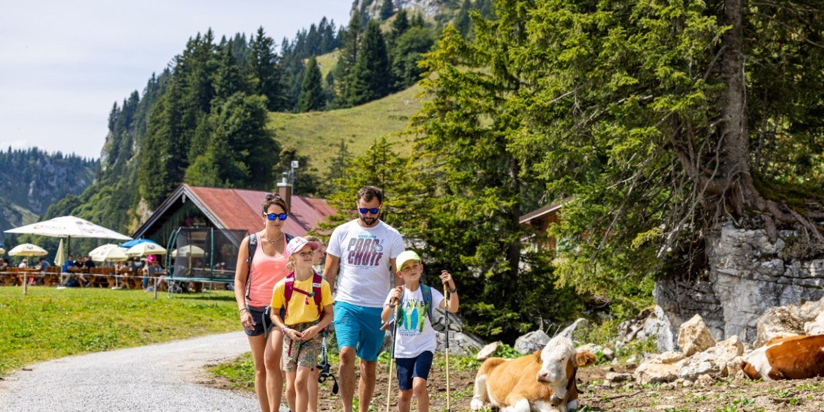 Familie wandert auf dem Panoramaweg, &copy; Tourismus Lenggries