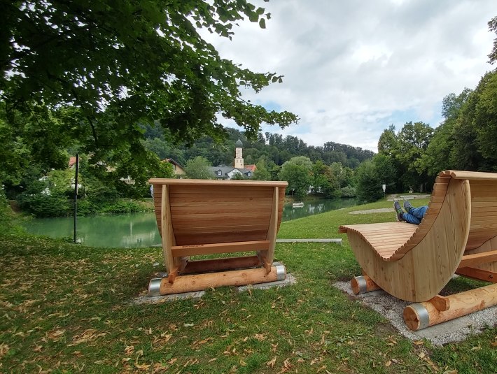 Rastplatz an der Loisch in Wolfratshausen, Holzliegen zum Entspannen, © Stadt Wolratshausen