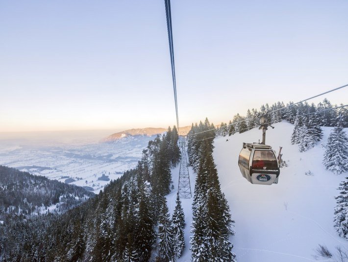 Die Gondel der Brauneck-Bergbahn auf einer Fahrt in den winterlichen Sonnenuntergang., © oberbayern.de|Peter v. Felbert