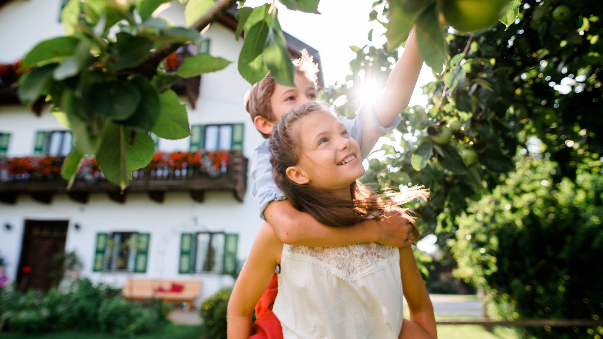 Kinder beim Äpfel pflücken, © Tölzer Land Tourismus Foto: Leonie Lorenz