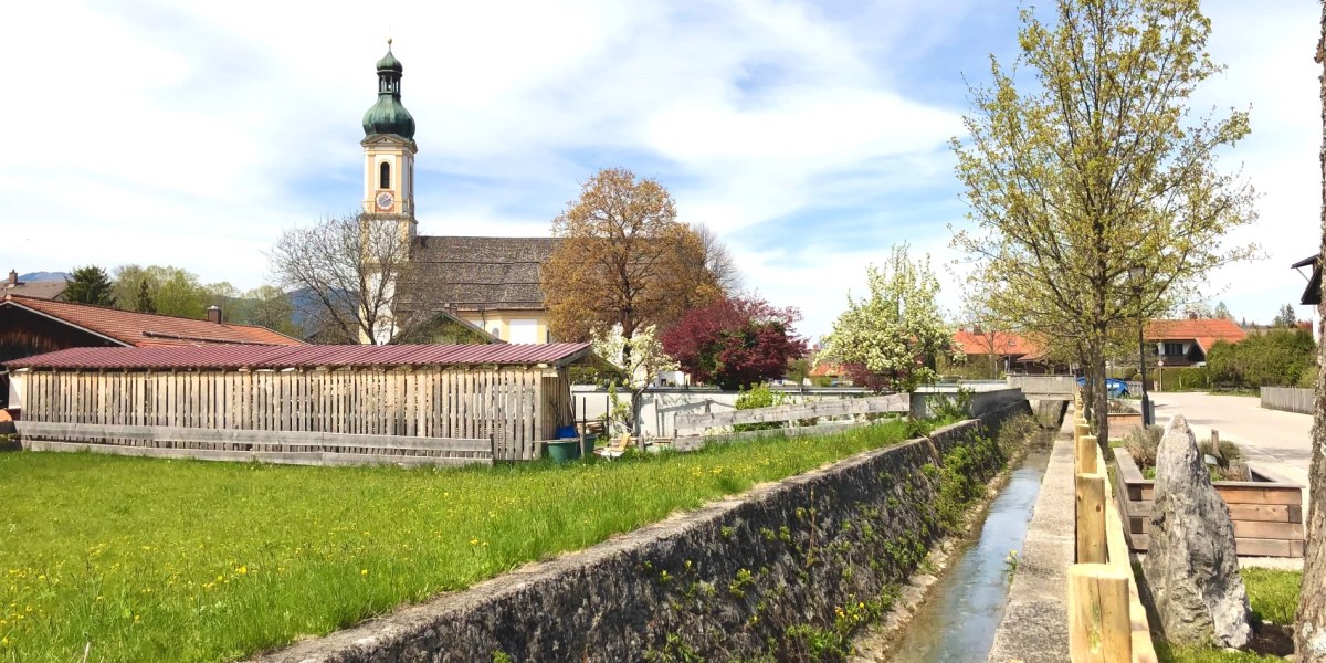 Blick auf die Kirche und den Dorfbach in Lenggries, © Fakultät für Tourismus - Hochschule München - Digitales Marketing & Management