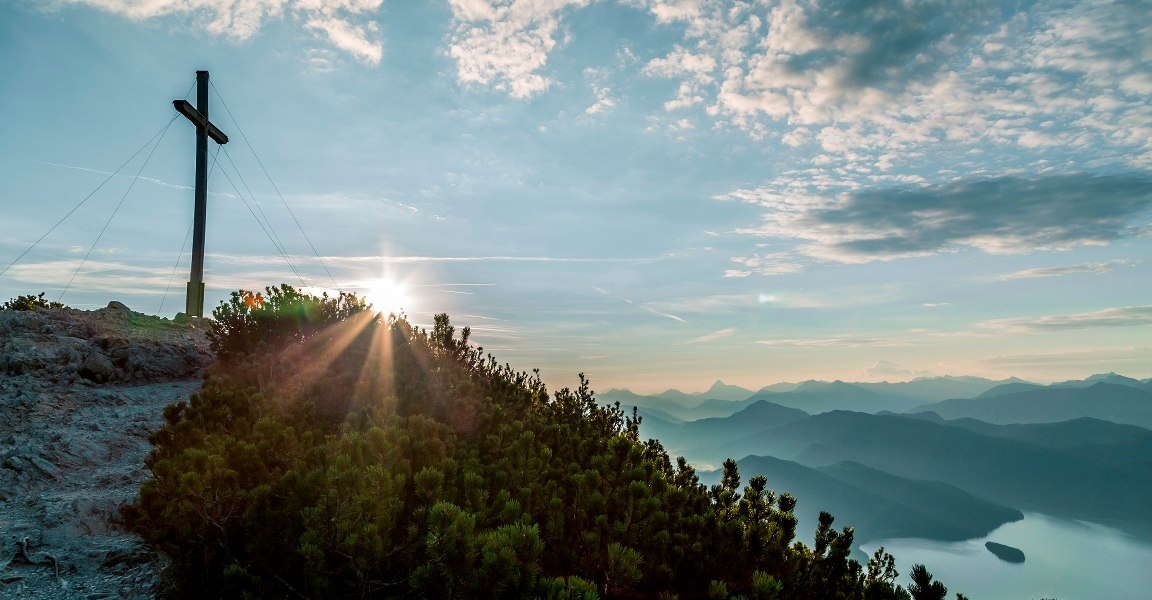 Herzogstand mit Blick auf den Walchensee, © Tourist Information Kochel a. See