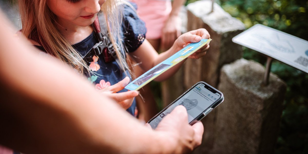 Praktische Apps &amp; AudioGuides, um jede Menge Infos zur Region ganz bequem zu erfahren.
Hier am Isar Erlebnis Pfad in Lenggries k&ouml;nnen mit dem Smartphone Naturinfos abgerufen werden., &copy; T&ouml;lzer Land Tourismus|Leonie Lorenz