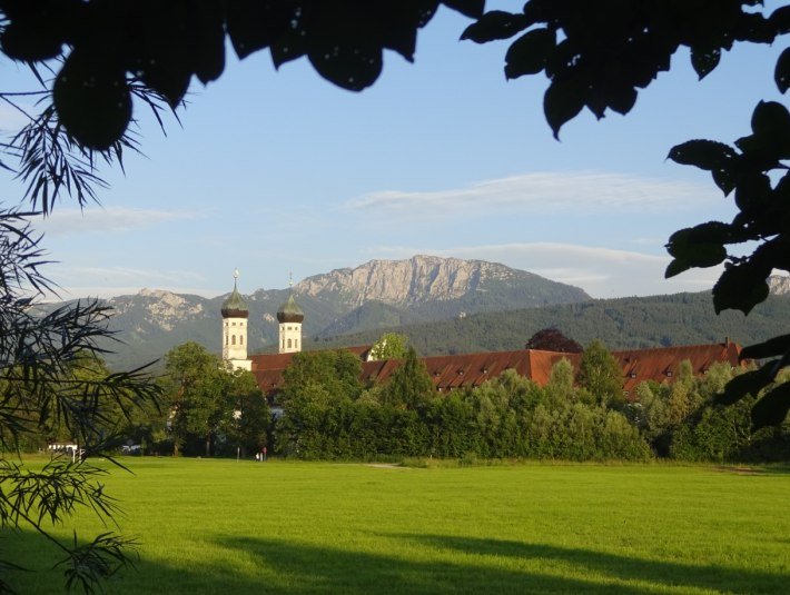 Kloster Benediktbeuern mit Benediktenwand, &copy; T&ouml;lzer Land Tourismus