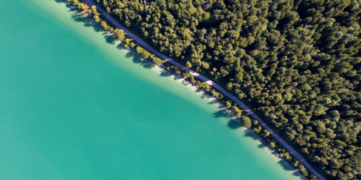 Der Walchensee von oben (hier Südufer mit Mautstraße), © Tourist Information Kochel a. See