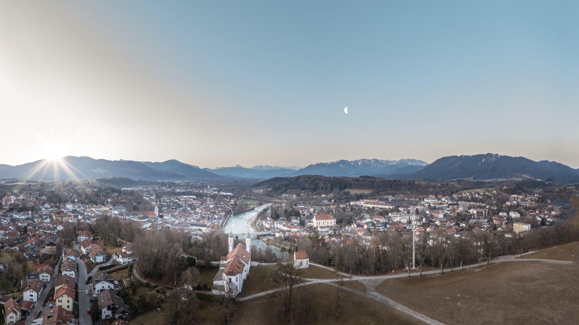 Vom Kalvarienberg in Bad Tölz hat man zu allen Jahreszeiten einen wunderbaren Blick über die Isar bis in die Berge, © Tölzer Land Tourismus|Dietmar Denger